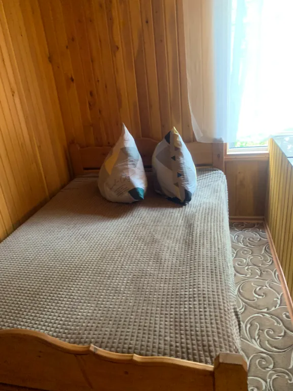 Уютный дом на берегу реки