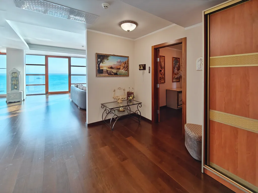 Шикарная видовая квартира в Золотой Бухте