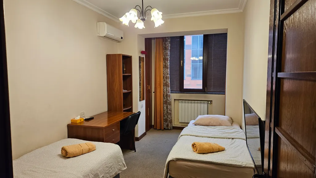 Просторная, светлая квартира с двумя спальнями, малый центр