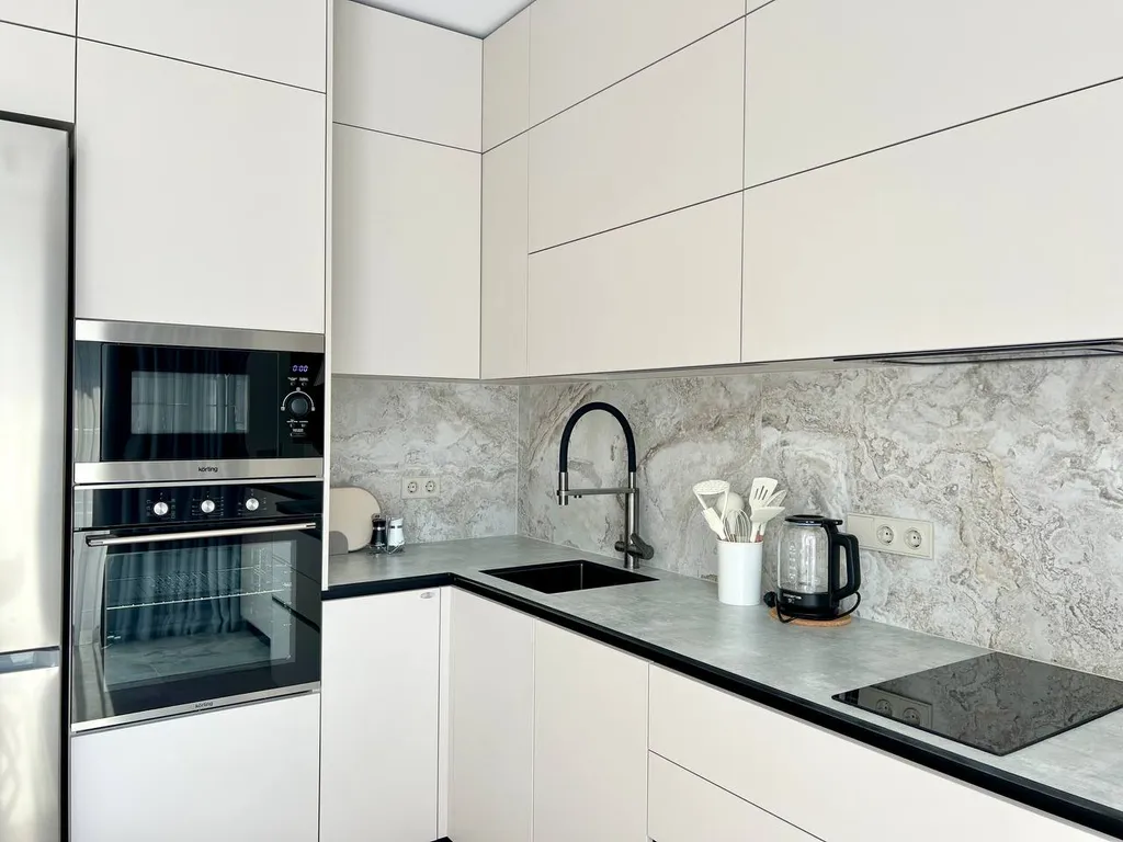 Современный апартамент с бассейном