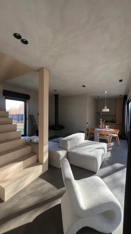 Премиальный дом с дизайнерским камином на дровах в лесу