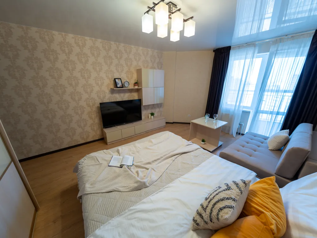 Двушка с подсветкой в спальне и панорамным балконом