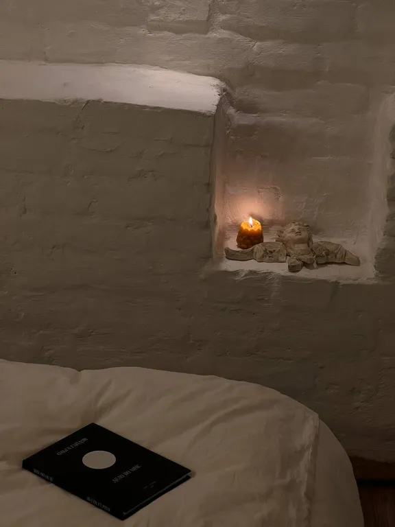 Двухуровневый номер-студия в стиле лофт с открытой ванной Нежность