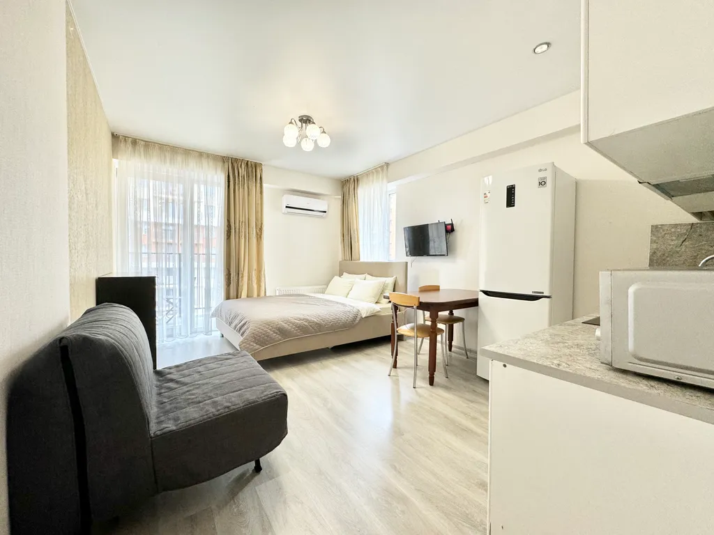 Студия с видом на бассейн