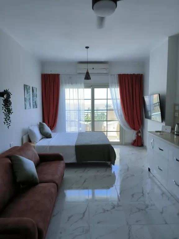 Уютная студия в терракотовом цвете на берегу моря, первая линия