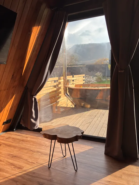 Дом афрейм с видом на горы и пруд