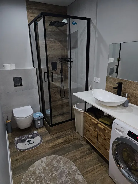 Новая 2-комнатная в центре с отдельной спальней и входом