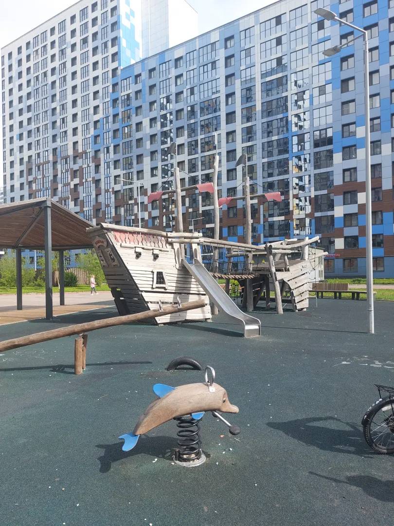 Детская площадка во дворе.