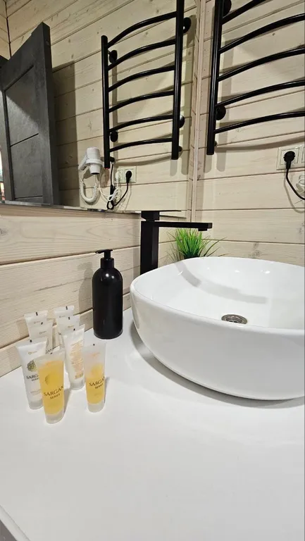 Коттедж Зеркальный дом с 2 спальнями, беседкой, собственной баней и купелью — Семеновское