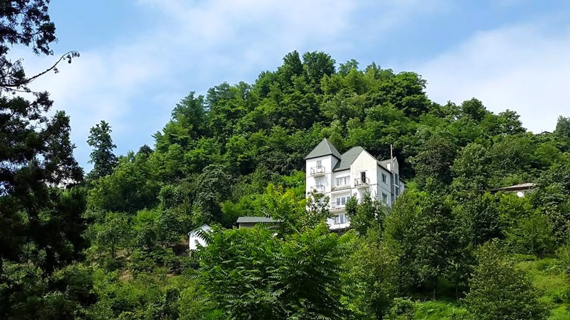 Дом в горах. Дом утопает в зелени, воздух, речка и тишина в 8 км от городской суеты