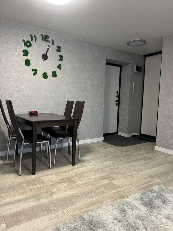 Уютная квартира с видом на проезжающий ретро-поезд