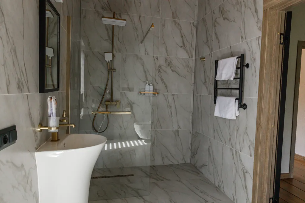 Трёхкомнатный коттедж в лесу у пруда