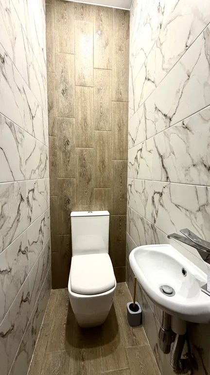 Уютный дом с панорамными окнами рядом с озером