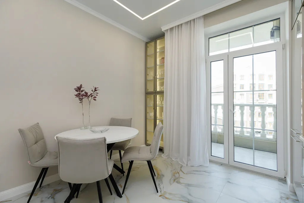 Уютная двухкомнатная квартира с дизайнерским ремонтом возле моря