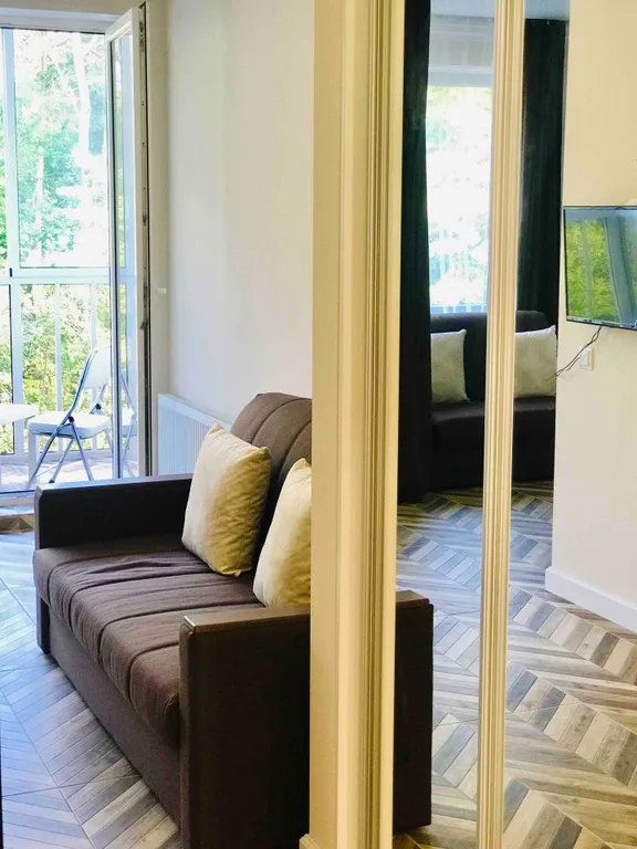 Уютная студия с видом на лес