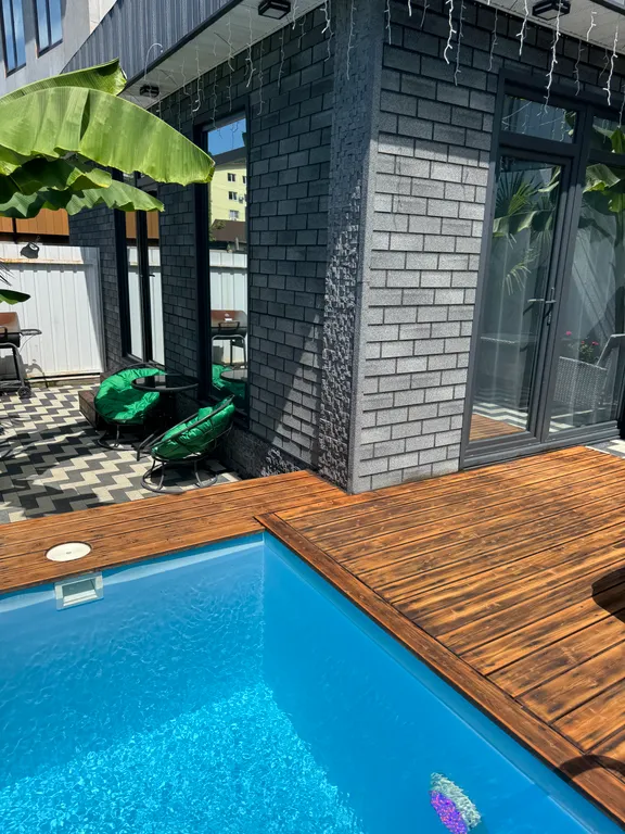 Уютный новый дом с собственным бассейном