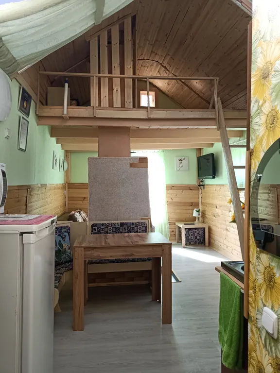 Домик у пруда