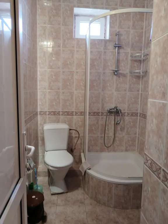 Квартира Квартира Трехместный номер с балконом в гостевом доме "Легенда" с бассейном. — Анапа