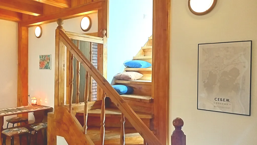 На берегу озера с лебедями, в центре, с камином и антресольным этажом