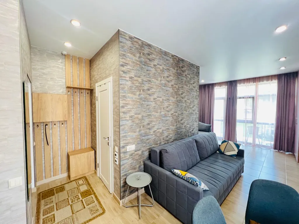 Студия с балконом и бассейном на территории