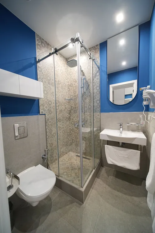 Студия с одной большой кроватью и видом на город