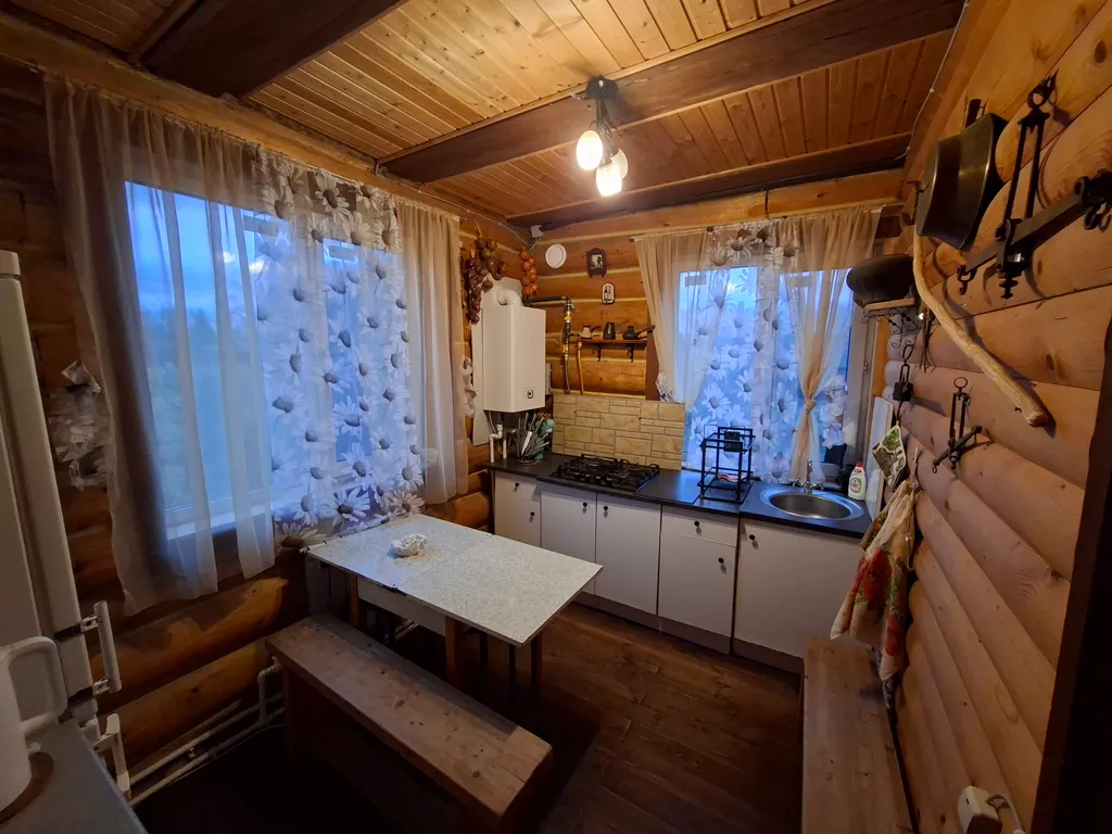 Большой дом с баней рядом с водой