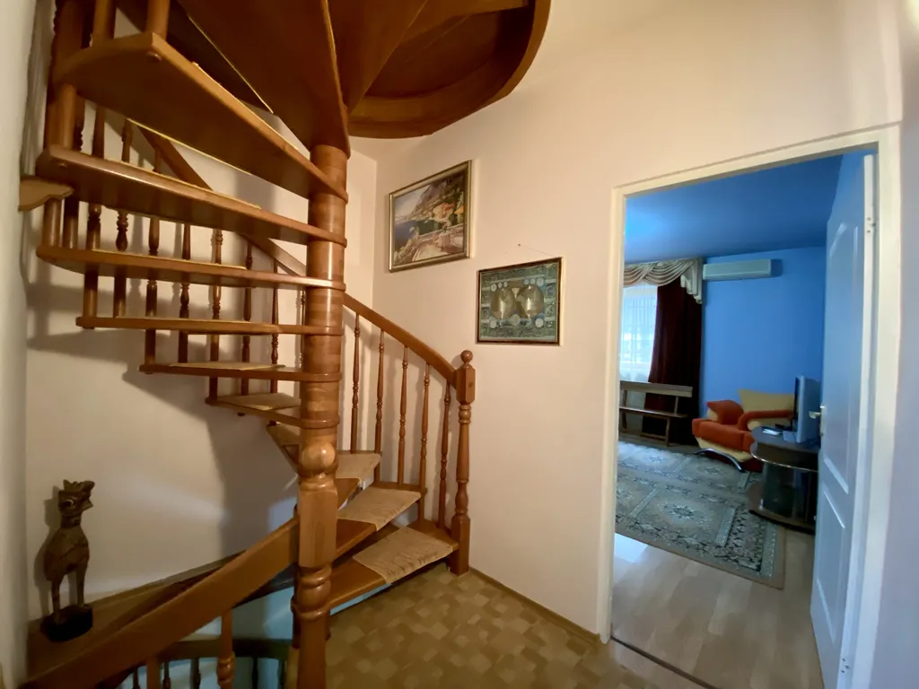 Дом в центре с видом на море