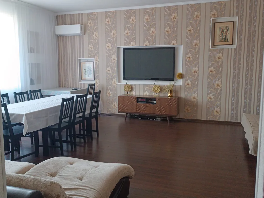 Приятный дом с бассейном и баней