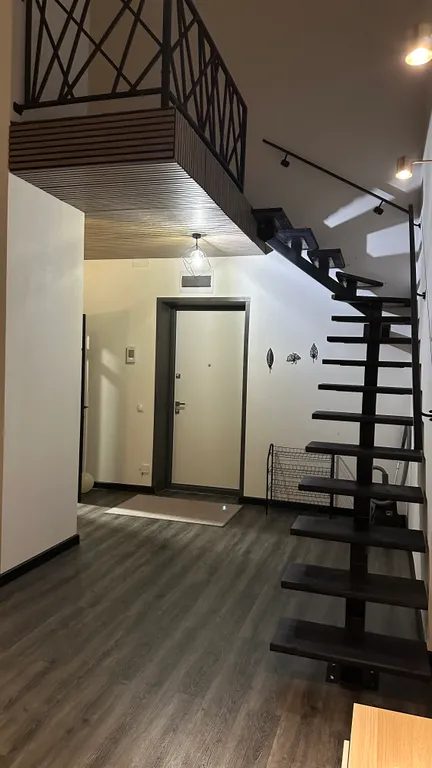 Двухуровневый лофт с 7-метровыми потолками и панорамными окнами