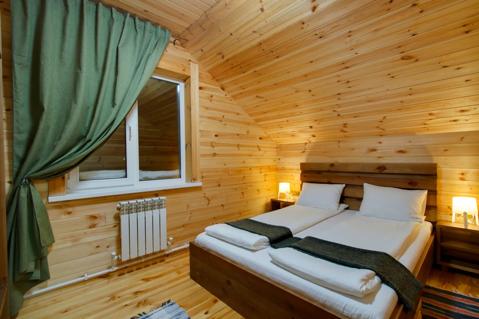 Спальня с одной двуспальной с кроватью