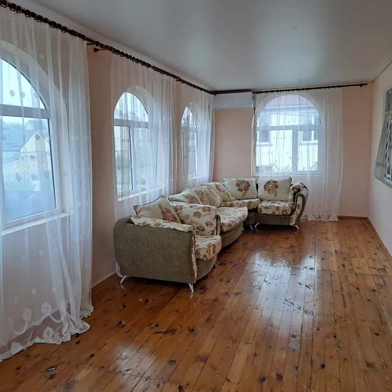 Уютный дом у песчаного берега моря