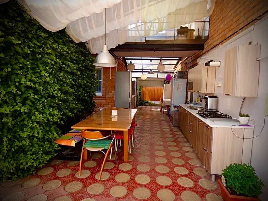 С общим душем и туалетом