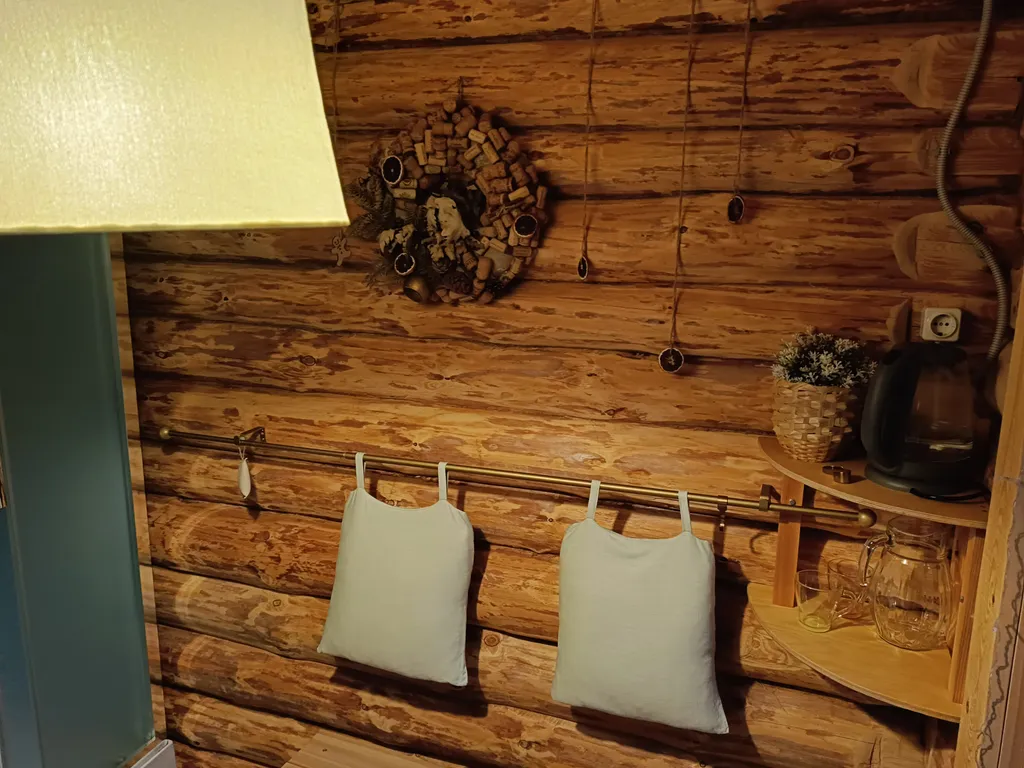 Темный домик на опушке леса