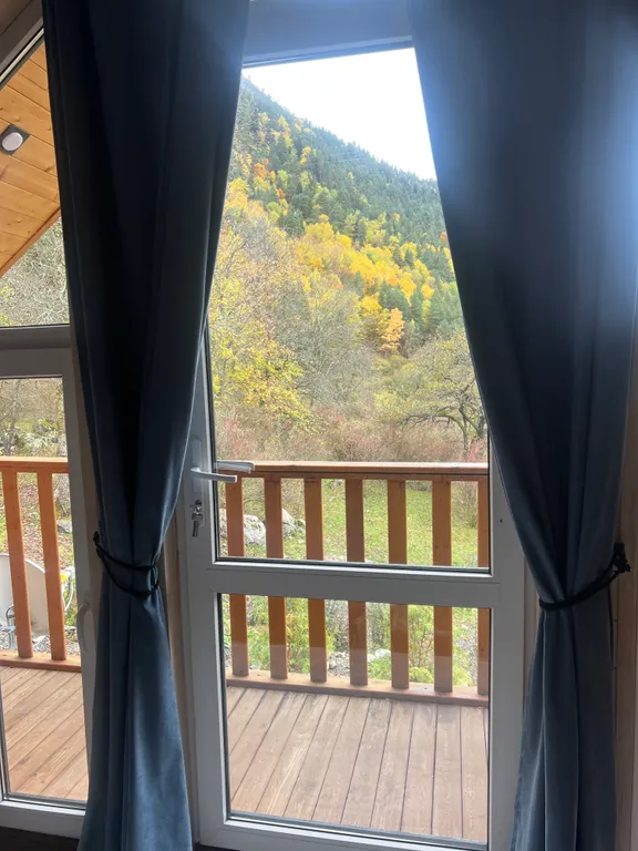 Дом в лесу с видом на горы Барнхаус Барс