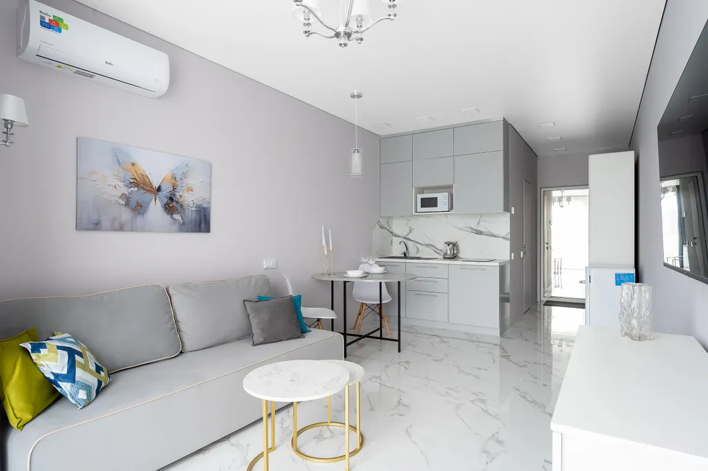 Светлая студия Real Apartments