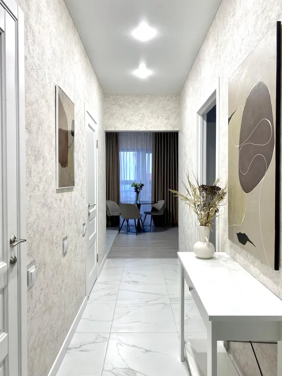 Трехкомнатная квартира Mocha Mousse недалеко от вокзала