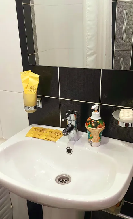 Студия с видом на ТЦ Планета