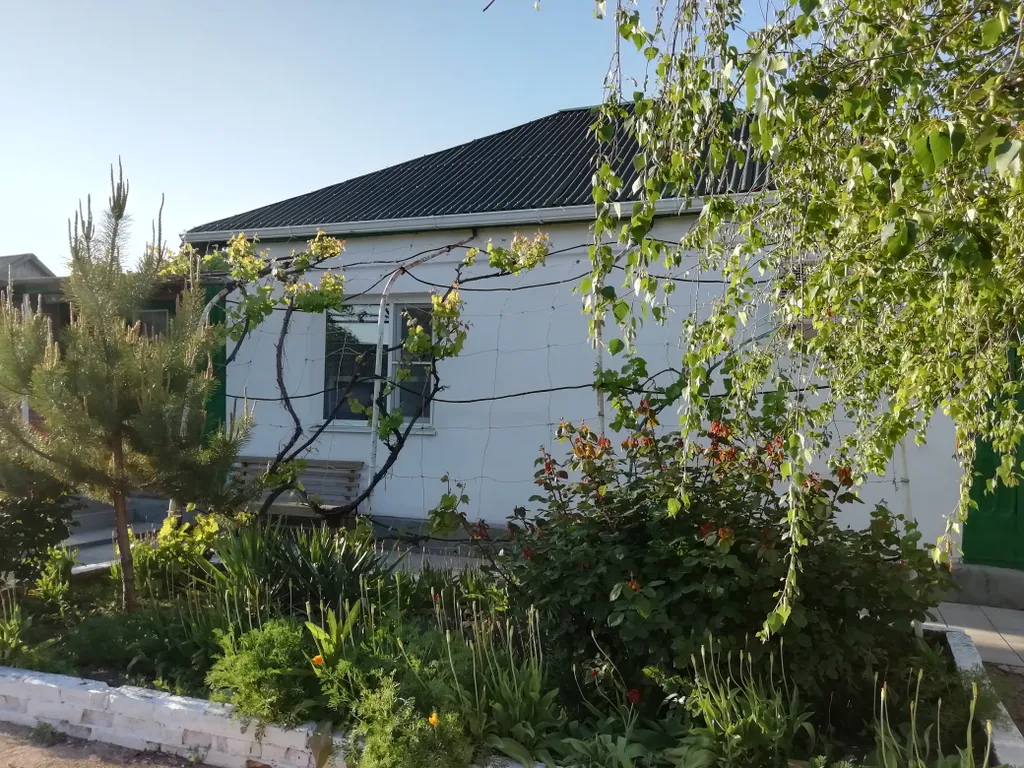 Уютный дом в зеленом дворе