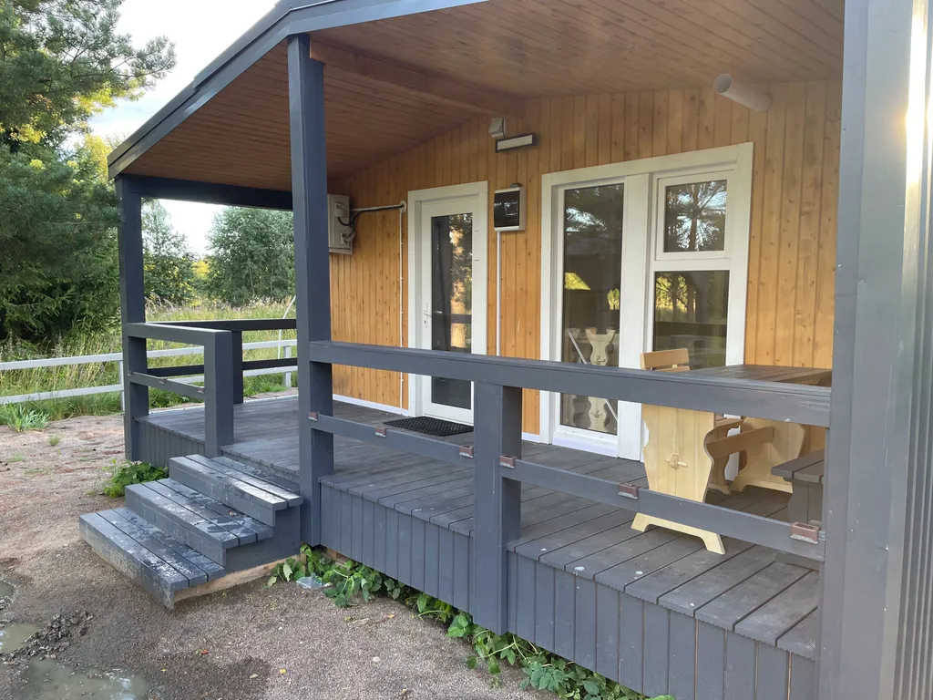 Уютный домик в тихом месте рядом с водой