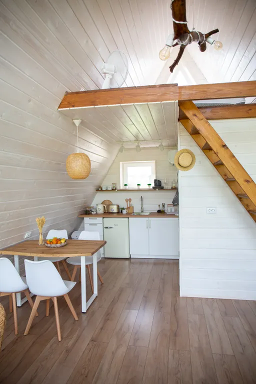 Уникальный треугольный дом в лесу Sky