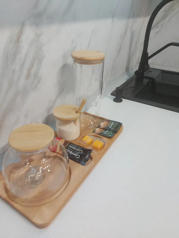 Студия с барной стойкой у окна