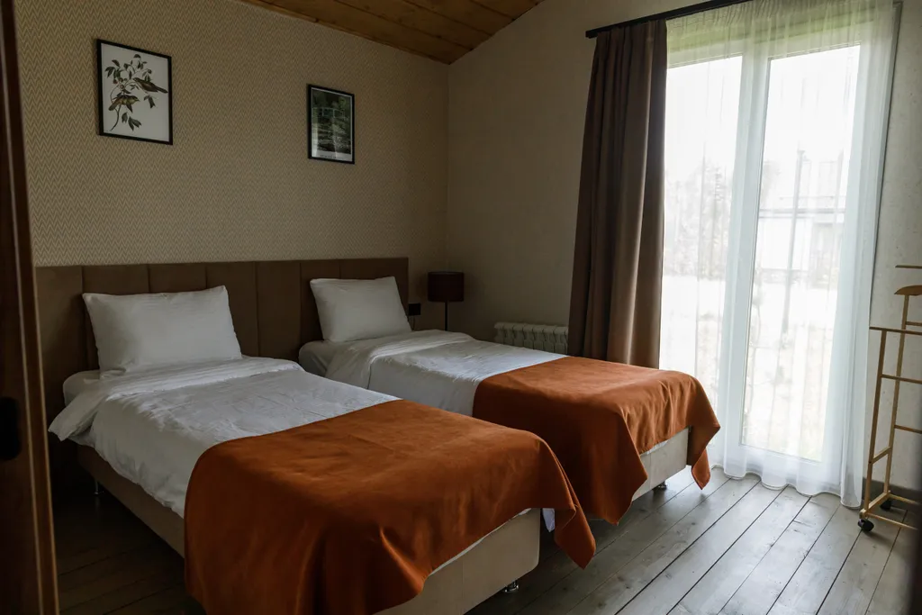 Просторный двухкомнатный коттедж 75 метров в лесу у пруда