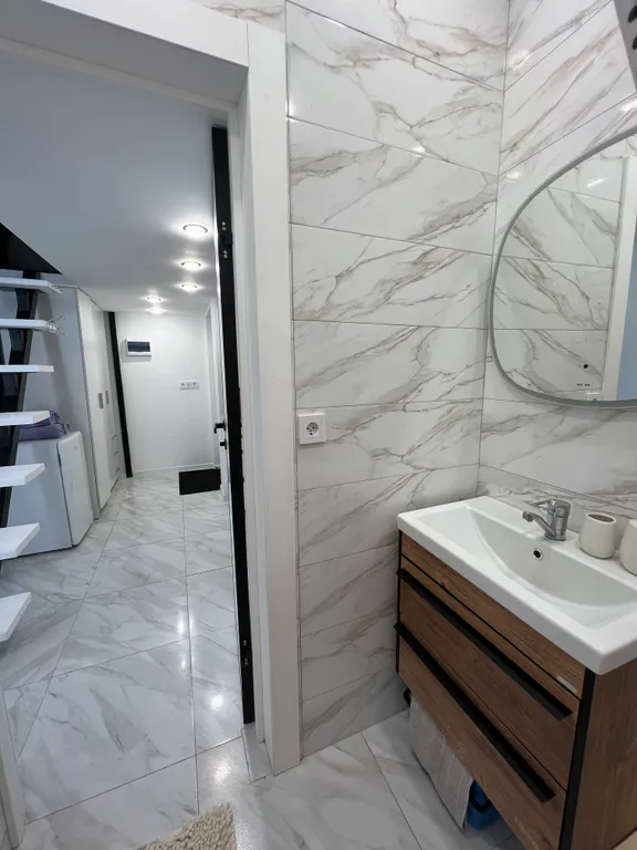 Тихая студия с видом на горы в далеко от суеты