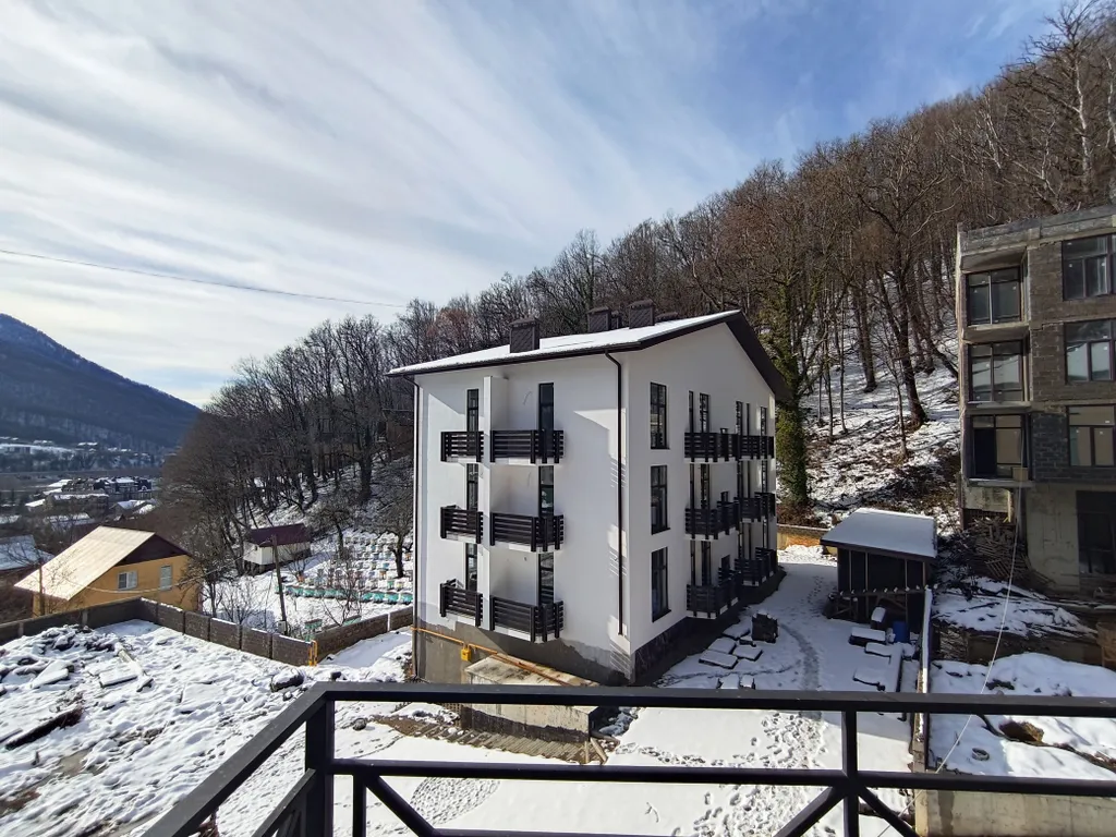 Дизайнерский апартамент с балконом в окружении леса