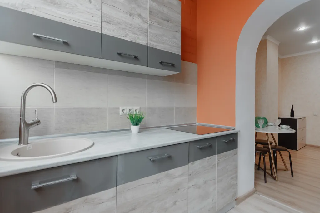 Большая квартира с раздельными комнатами и кухней