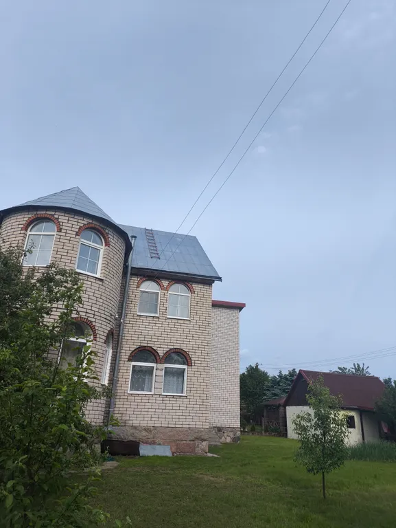 Двухэтажный коттедж с беседкой и баней для отдыха и проживания