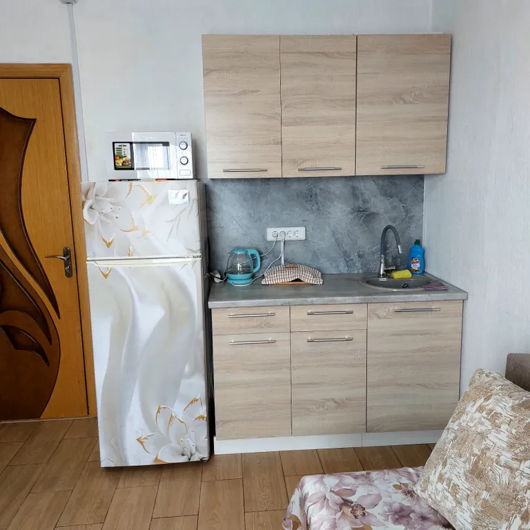 Студия с окном на море