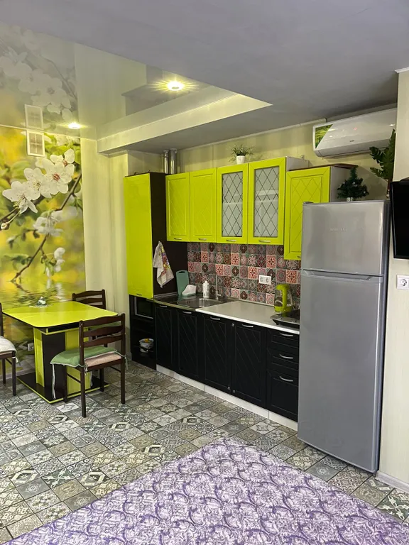 Студия с изумительным видом из окна на реку и горы