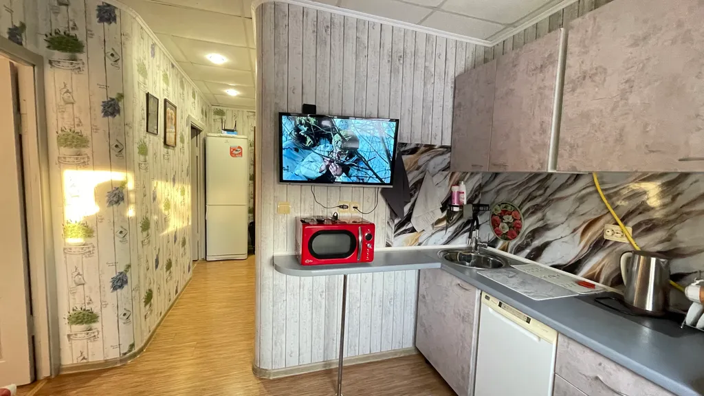 Уютная, светлая квартира с видом на гостиницу карибу