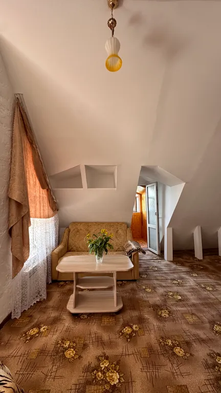 Благоустроенная комната в коттедже с двумя балконами и видом на море.